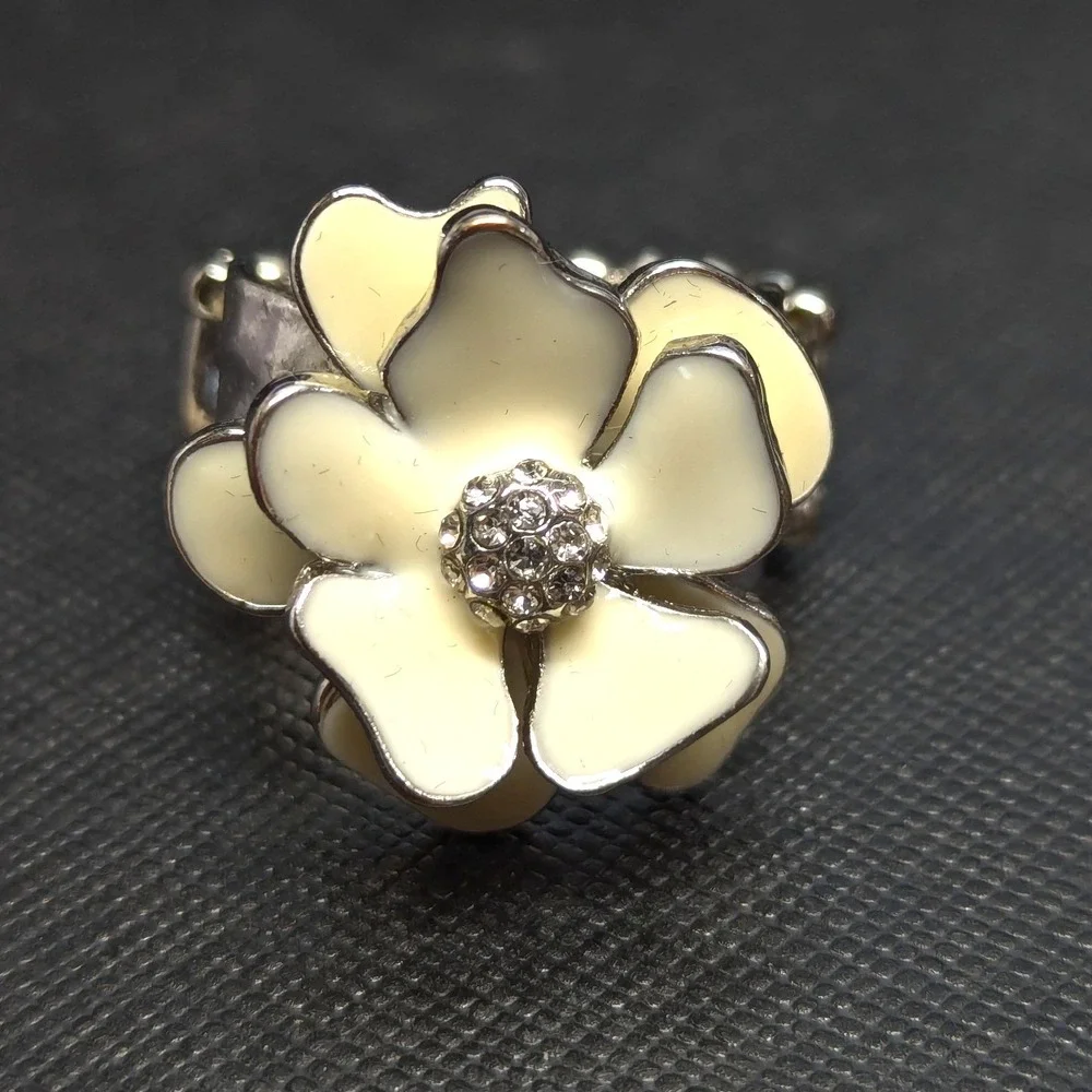 New Flower‎ Ring Off White Enamel Silver Tone Stretch Band Enamel Rhinestones